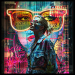 Glasbild mit LED-Beleuchtung – Frau mit bunter Brille 80x80 cm