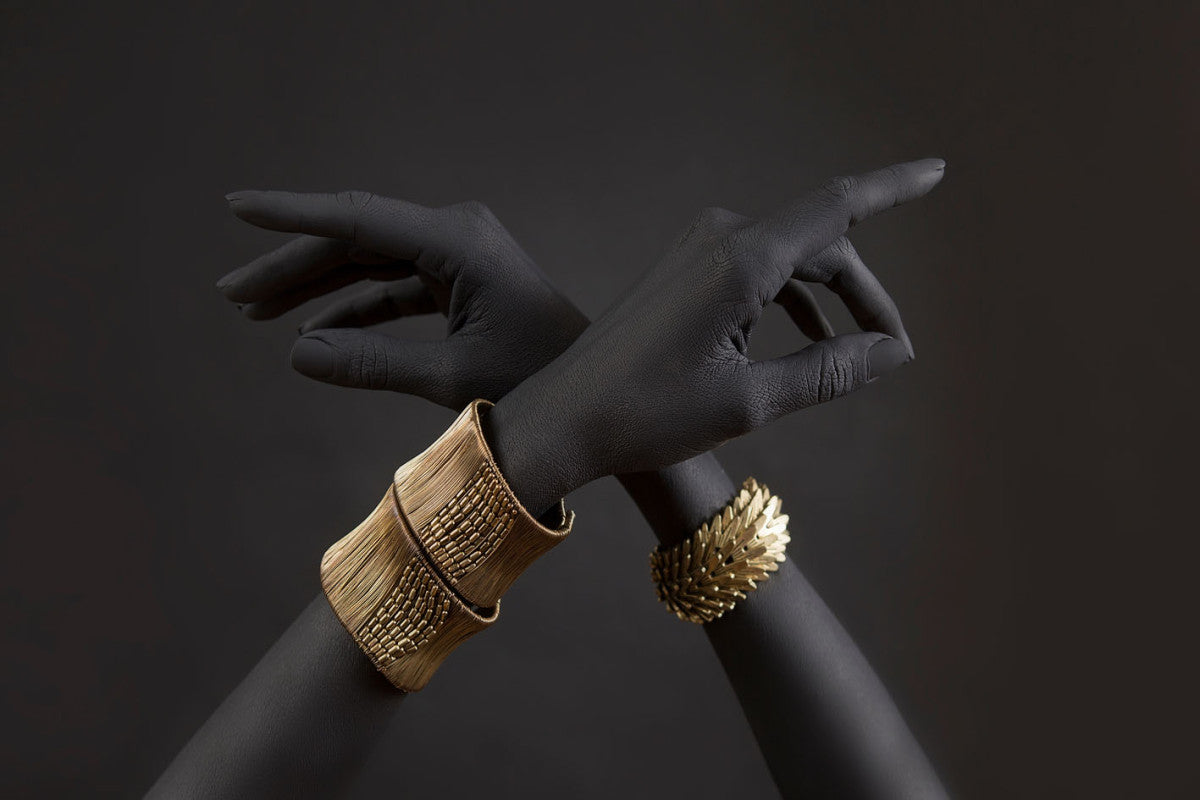 Glasbilder schwarze arme mit goldenen armbändern 120x80 cm