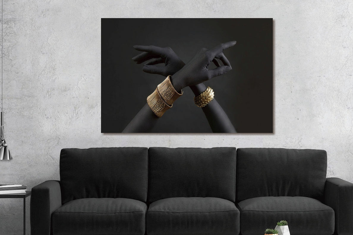 Glasbilder schwarze arme mit goldenen armbändern 120x80 cm