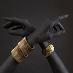Glasbilder schwarze arme mit goldenen armbändern 120x80 cm