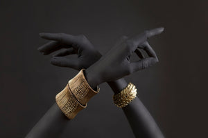 Glasbilder schwarze arme mit goldenen armbändern 120x80 cm